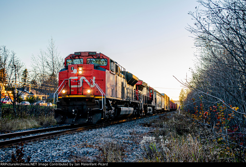 CN 8826 leads 402 at MP 123